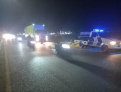 Cegah Kecelakaan, Satlantas Polres Aceh Tamiang Berikan Teguran Kepada Para Supir Truck Yang Parkir Sembarangan