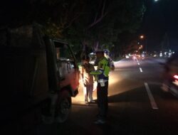 Cegah Kecelakaan, Satlantas Polres Aceh Tamiang Berikan Teguran Kepada Para Supir Truck Yang Parkir Sembarangan