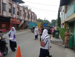 Personel Polsek Kuala Simpang Lakukan  Gatur Lalin di Jam Masukan Anak Sekolah Antisipasi Kecelakaan,