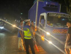 Cegah Kecelakaan, Satlantas Polres Aceh Tamiang Berikan Teguran Kepada Para Supir Truck Yang Parkir di Badan Jalan