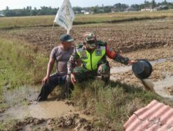 Melalui Komsos, Babinsa koramil 02/Karang Baru Berikan Motivasi Kepada Petani