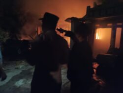 Polsek Meurah Dua, Damkar, dan Warga Bersama-Sama Padamkan Kebakaran Rumah Warga
