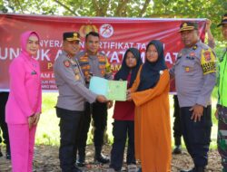 Penyerahan Sertifikat Tanah Oleh Kapolres Aceh Tamiang Untuk Pembangunan Rumah Yatim