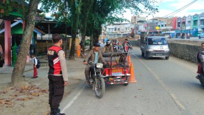 Antisipasi Kecelakaan, Personel Polsek Kuala Simpang Lakukan  Gatur Lalin di Jam Masukan Anak Sekolah