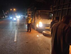 Cegah Kecelakaan, Satlantas Polres Aceh Tamiang Berikan Teguran Kepada Para Supir Truck Yang Parkir di Badan Jalan