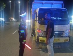 Cegah Kecelakaan, Satlantas Polres Aceh Tamiang Berikan Teguran Kepada Para Supir Truck Yang Parkir di Badan Jalan