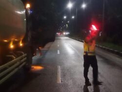 Cegah Kecelakaan, Satlantas Polres Aceh Tamiang Berikan Teguran Kepada Para Supir Truck Yang Parkir di Badan Jalan