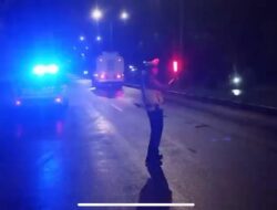 Satlantas Polres Aceh Tamiang Berikan Teguran Secara Humanis Kepada Para Supir Truck Yang Parkir di Badan Jalan