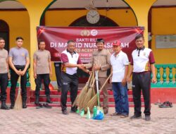 Dalam Rangka Hari Bhayangkara ke-78, Polres Aceh Tamiang Mengelar Bakti Religi Bersihkan Rumah Ibadah