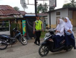 Antisipasi Kecelakaan, Personel Polsek Tamiang Hulu Lakukan  Gatur Lalin di Jam Masukan Anak Sekolah