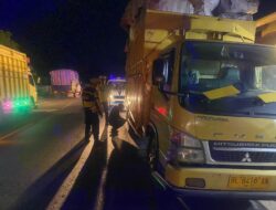 Satlantas Polres Aceh Tamiang Berikan Teguran Kepada Para Supir Truck Yang Parkir Sembarangan Guna Cegah Kecelakaan