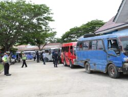 Petugas Gabungan Tes Urin Sopir Angkutan Umum di Terminal Peureulak