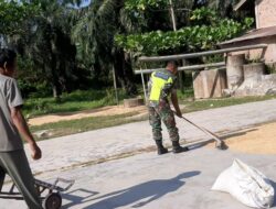 Menjaga Kualitas Hasil Panen, Babinsa Bantu Petani Jemur Padi