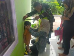 Wujudkan Balita Sehat, Babinsa Dampingi Petugas Kesehatan Berikan Layanan Posyandu