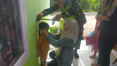 Wujudkan Balita Sehat, Babinsa Dampingi Petugas Kesehatan Berikan Layanan Posyandu