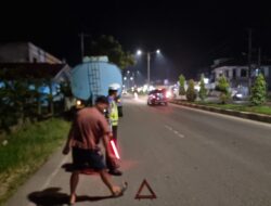 Satlantas Polres Aceh Tamiang Berikan Teguran Kepada Para Supir Truck Yang Parkir Sembarangan Cegah Kecelakaan