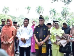 Pj Bupati Aceh Tamiang Asra Sambut Kajari Aceh Tamiang Dengan Pantung dan Tepung Tawar