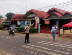 Antisipasi Kecelakaan, Bhabinkamtibmas Polsek Cibatu Awasi Anak Sekolah saat Menyebrang Jalan