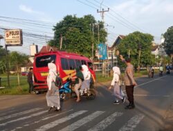 Polsek Cibatu Berjaga di Perlintasan Sekolah Menegakkan Protokol Keselamatan