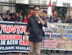 FORKAB Bersama Elemen Masyarakat Orasi di Depan Kajari Aceh Timur