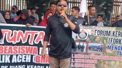 FORKAB Bersama Elemen Masyarakat Orasi di Depan Kajari Aceh Timur