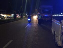 Cegah Kecelakaan, Satlantas Polres Aceh Tamiang Berikan Teguran Kepada Para Supir Truck Yang Parkir Sembarangan