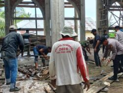 Jum’at Bersih, Kapolsek Pantee Bidari Bersama Warga Gotong Royong di Mesjid An-Nur, Meunasah Tunong