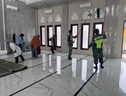 Babinsa Koramil 06/Manyak Payed Gotong Royong Bersama Warga Bersihkan Masjid Nurul Yaq’in