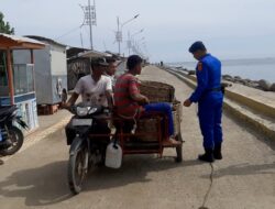 Sat Pol Air patroii Himbau Ingatkan Nelayan di pesisir pantai