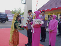 Tradisi Pedang Pora Sambut Kedatangan Kapolres Pidie AKBP Jaka Mulyana
