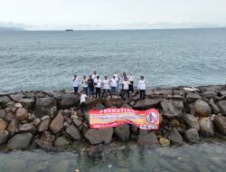 Peringati 18 Tahun Pengabdiannya, Angkatan Dreg’s Polresta Banda Aceh gelar Aksi Bersih Bersih Pantai di Ulee Lheue.