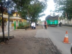 Antisipasi Kecelakaan, Personel Polsek Kuala Simpang Lakukan  Gatur Lalin di Jam Masuk Anak Sekolah