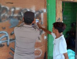 Personel Polsek Kuala Simpang Sambang Warga dan Pemasangan Sticker Himbauan Kapolres Aceh Tamiang “Stop Judi Online”