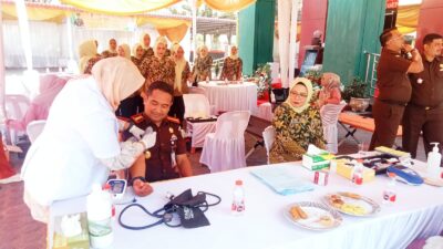 Hari Bhakti Adhyaksa ke-64, Kejari Aceh Timur Gelar Pasar Murah dan Donor Darah