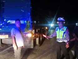 Cegah Kecelakaan, Satlantas Polres Aceh Tamiang Berikan Teguran Kepada Para Supir Truck Yang Parkir Sembarangan