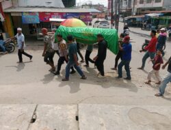 Bhabinkamtibmas Polsek Kuala Simpang  Turut Antar Jenazah Ke Pemakaman
