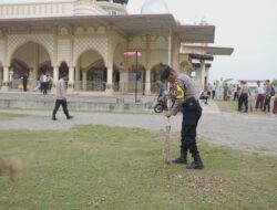 Kapolres Pidie Ikut Bersama Warga, Bersihkan Pekarangan Mesjid At-Tagwa Simpang Tiga