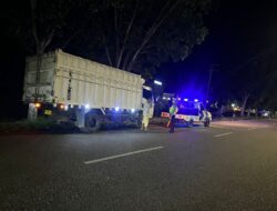 Cegah Kecelakaan di Jalan Raya, Satlantas Polres Aceh Tamiang Berikan Himbauan Kepada Supir Truck Yang Parkir Sembarangan