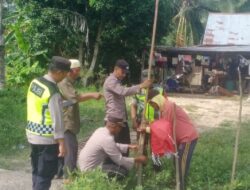 Polsek Simpang Ulim Bagi Gratis 200 Bendera Merah Putih