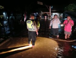 Respon Cepat Polsek Panteraja: Kapolsek dan Personel Siaga Hadapi Banjir di Lima Desa