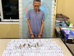 *Sat Resnarkoba Polres Pidie Jaya Ungkap 195 Paket Ganja, Tegaskan Komitmen Berantas Narkotika*  *Pidie Jaya* – Dalam upaya berkelanjutan untuk memberantas peredaran narkotika di wilayahnya, Polres Pidie Jaya kembali menunjukkan komitmen kuatnya. Pada Selasa, 13 Agustus 2024,   Unit Opsnal Sat Resnarkoba Polres Pidie Jaya yang dikenal dengan “Tangguh: Tanggap, Unggul, dan Humanis,” berhasil mengamankan 195 paket ganja dengan total berat 1.230 gram di Kecamatan Bandar Baru, Kabupaten Pidie Jaya, serta menangkap seorang pelaku yang terlibat.  Penangkapan ini berawal dari informasi akurat yang disampaikan oleh masyarakat, yang melaporkan adanya aktivitas mencurigakan di sekitar Gampong Blang Sukon. Menindaklanjuti laporan tersebut, Unit Opsnal Sat Resnarkoba bergerak cepat dan memulai penyelidikan pada pukul 18.00 WIB.  Sekitar pukul 19.00 WIB, aparat kepolisian berhasil mengamankan seorang pria berinisial ZN (45), warga Kecamatan Bandar Baru, yang diduga kuat sebagai pelaku peredaran narkotika.   Dalam penggeledahan awal, petugas menemukan 6 paket kecil ganja yang disembunyikan dalam kotak rokok merek Velar di laci sebuah meja.  Namun, ini baru permulaan. Penggeledahan lebih mendalam yang dilakukan oleh tim Sat Resnarkoba berhasil menemukan 50 paket kecil ganja tambahan yang disimpan di dalam toples kecil di bawah meja makan, serta 139 paket lainnya yang tersembunyi dalam toples besar di belakang rumah. Total barang bukti yang diamankan mencapai 195 paket ganja dengan berat keseluruhan 1.230 gram.  Dalam interogasi awal, pelaku ZN mengakui bahwa seluruh barang bukti tersebut adalah miliknya. Kapolres Pidie Jaya, AKBP Ahmad Faisal Pasaribu, S.H., S.I.K., M.H., melalui Kasat Narkoba, Iptu Rahmi, S.H., mengapresiasi peran aktif masyarakat dalam memberikan informasi yang sangat penting, sehingga bisa berjalan sukses.  Pada Senin, 19 Agustus 2024, Kasat Narkoba menegaskan bahwa pihaknya akan terus mengembangkan kasus ini, dengan tujuan membongkar jaringan peredaran narkotika yang lebih luas di wilayah Pidie Jaya. Ia juga menekankan pentingnya sinergi antara masyarakat dan aparat kepolisian dalam upaya pemberantasan narkotika.  “Kolaborasi yang erat antara kepolisian dan masyarakat adalah kunci untuk menciptakan lingkungan yang aman dan bebas dari ancaman narkotika. Kami akan terus mengintensifkan upaya pemberantasan narkoba demi mewujudkan Pidie Jaya yang bersih dari narkotika,” tegasnya.  Upaya ini menegaskan dedikasi Polres Pidie Jaya dalam menjaga keamanan dan ketertiban di wilayahnya, serta menggarisbawahi pentingnya peran serta masyarakat dalam mencegah peredaran narkotika yang merusak lingkungan sosial.