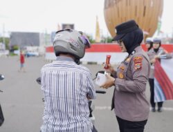 Polwan Polres Pidie Bagikan Souvenir Dan Coklat Untuk Pengendara