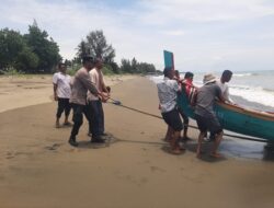 Nelayan Hilang di Laut Ditemukan Meninggal Dunia: Kapolsek Panteraja dan Trienggadeng Bantu Evakuasi