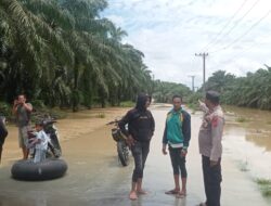 Update Situasi Debit Air Banjir, Personel Polsek Simpang Kiri Patroli di Daerah Rawan Banjir