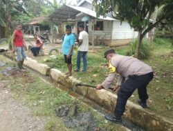 Ciptakan Lingkungan Yang Bersih di Desa Binaanya, Bhabinkamtibmas Laksanakan Gotong Royong Bersama Warga