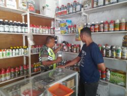 Babinsa Cek Persediaan Pupuk dan Obat Pertanian.