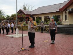 Pimpin Apel Pagi, Kapolres Aceh Tamiang Menyerahkan Penghargaan Kepada Polsek Seruway