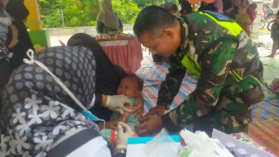 Wujudkan Balita Sehat, Babinsa Dampingi Petugas Berikan Layanan Posyandu