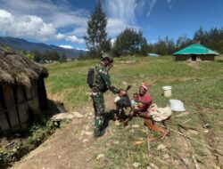 Satgas Yonif 323 Buaya Putih Bagikan Sembako Kepada Tokoh Agama dan Masyarakat