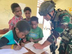 Satgas Pamtas Yonif 432 Kostrad Berikan Pelajaran Bahasa Inggris untuk Anak-Anak Papua di Distrik Dal